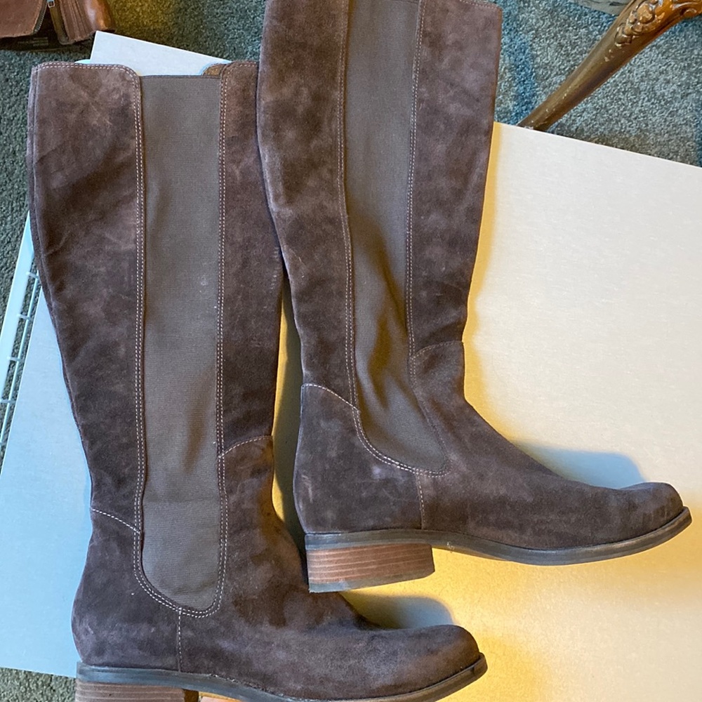 Size 9 chocolate suede Cole Haan fitting boots